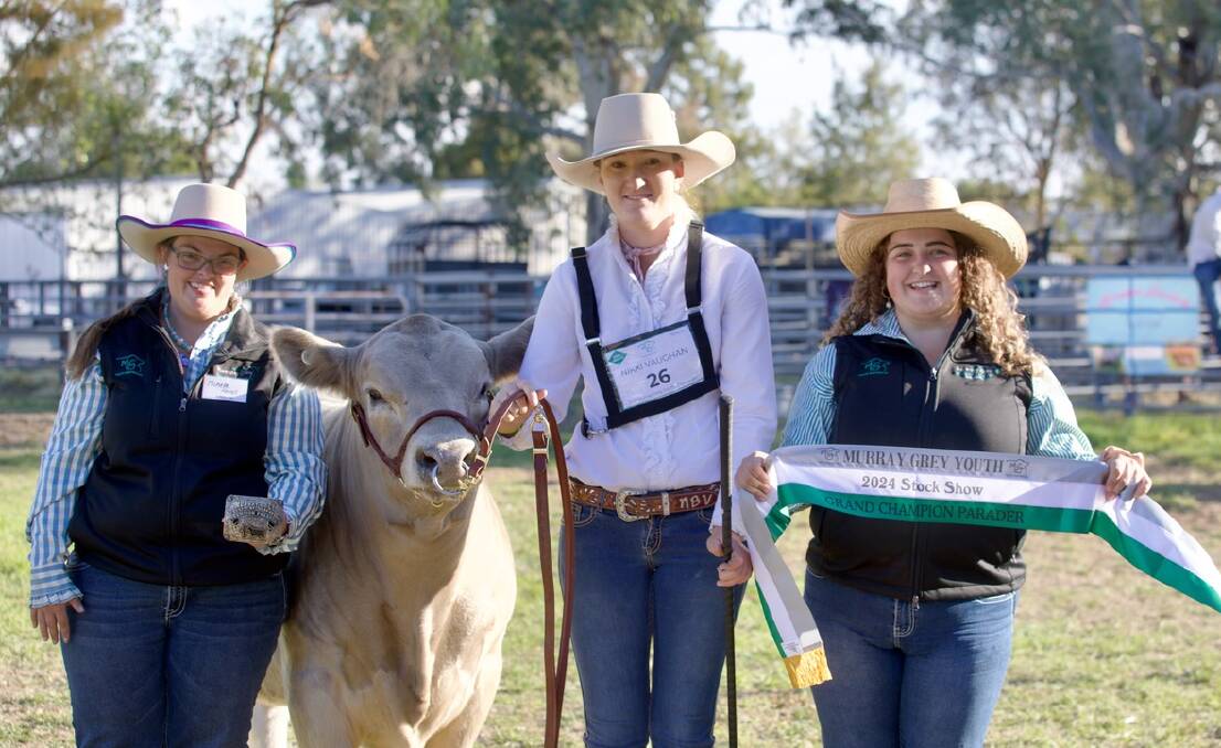 Murray grey youth grand champion parader, Nikki Vaughan, Eugowra, Michelle Fairall, Micanker Livestock, Harden & Maddie Brockhoff, executive officer, Murray Grey Beef Cattle Society. Photo by Shelly B Photography. 