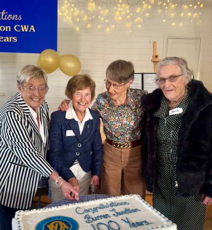 Life members Pam Moore OAM, Marcia Moore, Margaret Sendall and Janice Holcombe
cutting the cake at the CWAs Burren Junction branch 100 years of membership celebration.