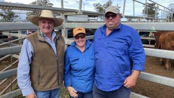 Larry Tolmie, Larry Tolmie Agency, Binnaway, catches up with Elaine Burnett and Nick Knowles, Leachdale, Wellington at the Dunedoo sale on Wednesday.