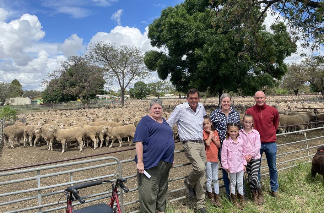 Ellen, Cameron, Therese, Pippa, Arabella and Scarlett Townsend and farm manager Ross Kuklinski sold several lines with a flock dispersal after selling their property, Eriwah, Carrathool, including the top-price line of 755 Merino 2021 drop ewes for $292. Photo: Alexandra Bernard