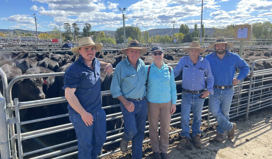 Andrew, Lionel, Kathleen, Stephen and Hugh Platts from Dungaree Pastoral and Sparta Angus, with their pen of 23 Angus heifers, Sparta blood, sold for $1240. Photo by Alexandra Bernard