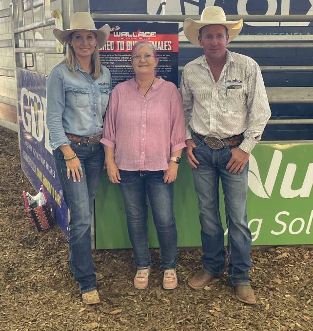 Jaz and Peter Wallace with Julia Smith, Tamworth, who bought the top priced bull, Air Raid. Picture supplied by Gavin Tickle, TopX.