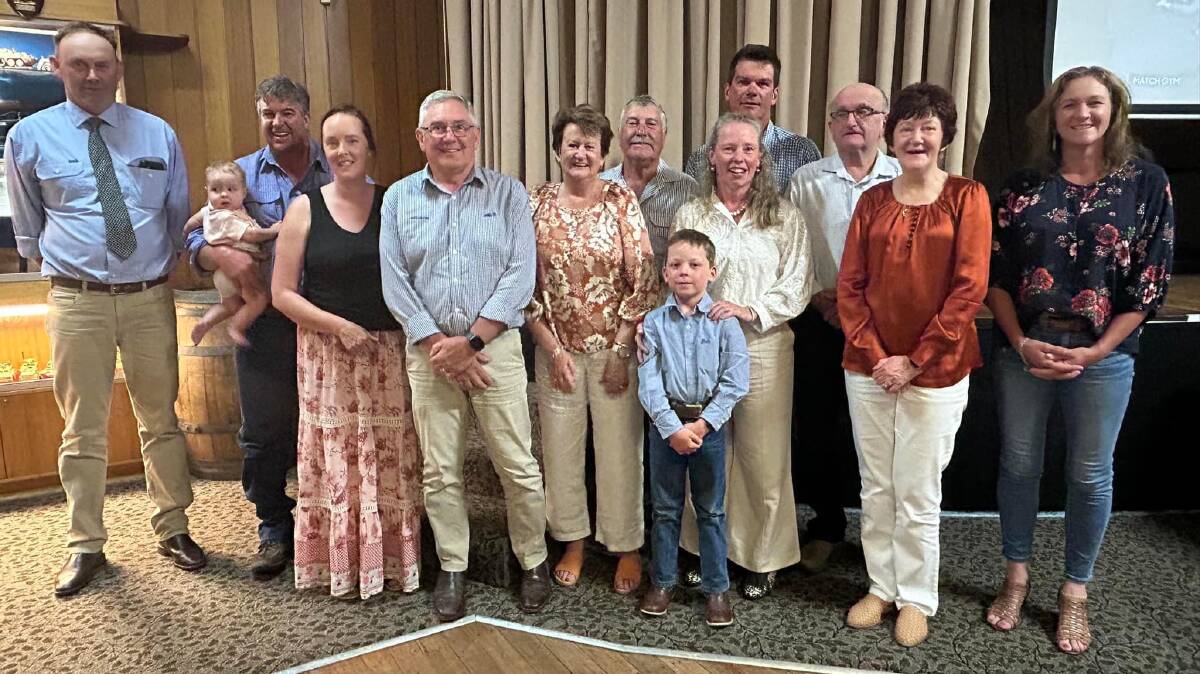Long wool finalists David Motley, Dan and Erin Fitzell, Alister Bennett, ANZ, Maria and Brad Cartwright, Tom, Cath and Dave Culley, Tony and Natalie Hewitt, and underjudge Jayne Lette. Picture supplied