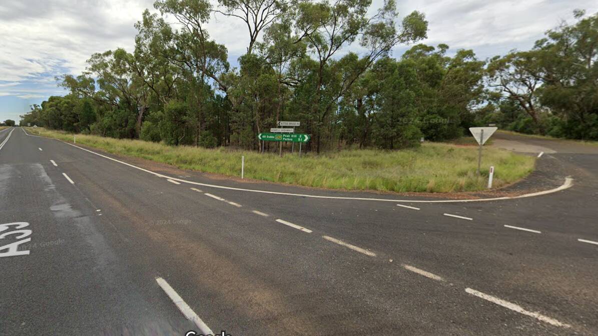 The crash occurred 10 kilometres north of O'Leary's Lane on the Newell Highway at Peak Hill. Picture is from Google Maps