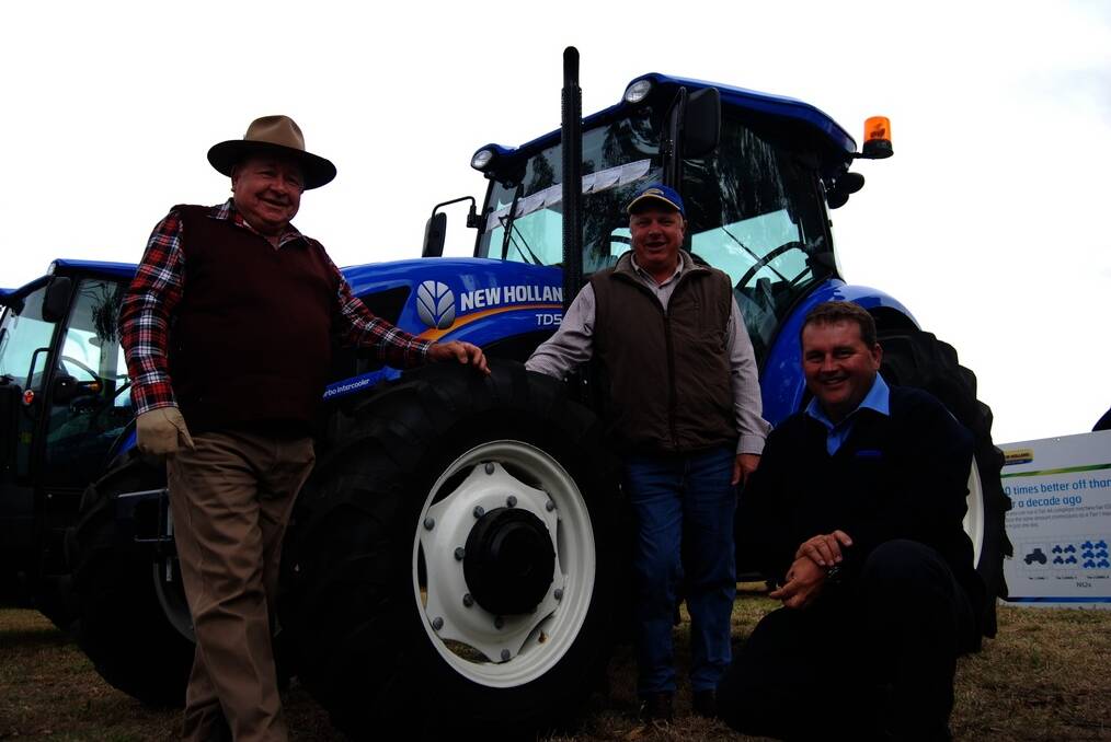 Father and son Des and Stephen Kajewski, who grow grain and finish bullocks at “Brigalow Park”, Mount Darry, checked out the New Holland site with South Queensland business manager Phil Moran during last year’s CRT FarmFest.